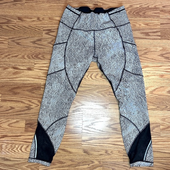 Lululemon Reflective Speed Tight Leggings Size 10 Black/White Pixel Print - Picture 2 of 16